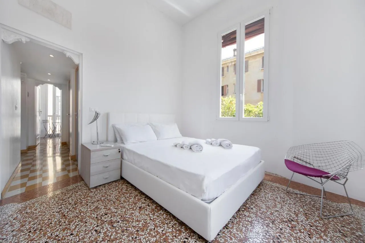 Ur-Nest Battisti Apartment Bologna 0*,  Italy